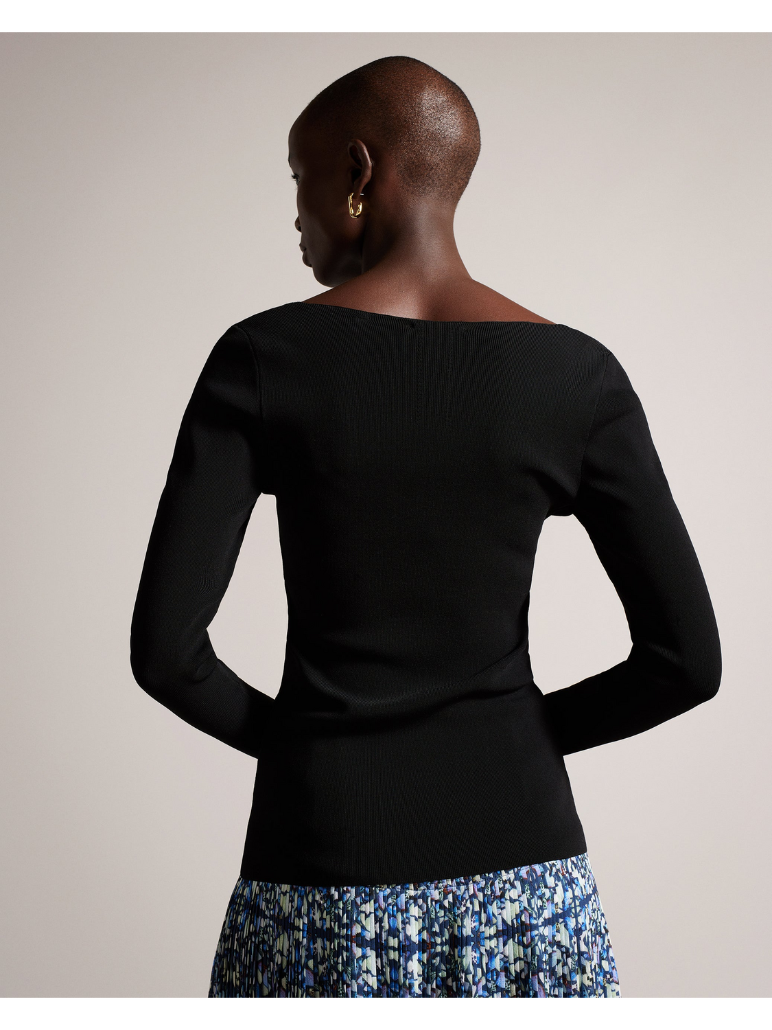 Fitted V-Neck Long Sleeve Knit Top